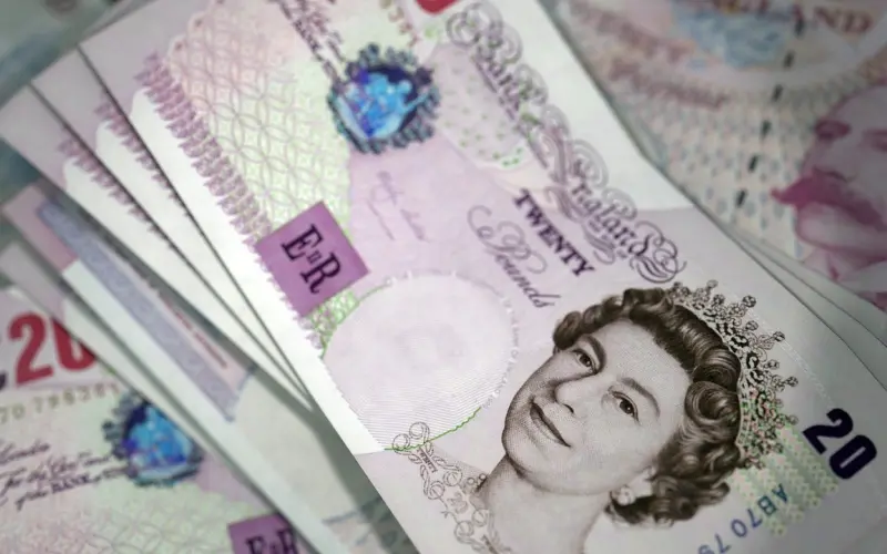 湖南20岁女子，为报恩嫁给网恋的干哥哥，才2个月就带三金跑了