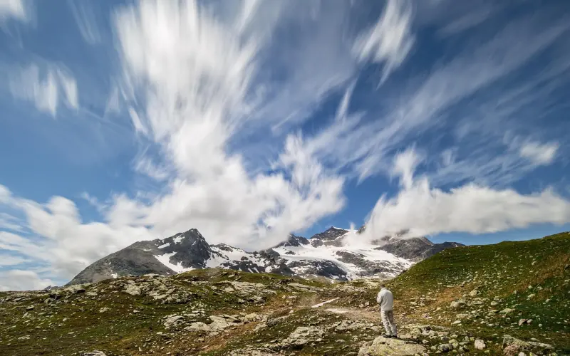 男人“偷偷”爱你，却会透露出这些“蛛丝马迹” ​