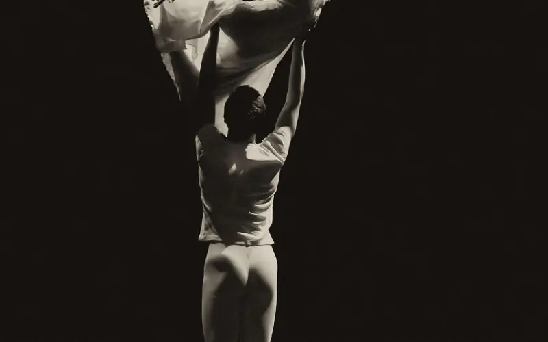 男子遭雷劈变女人，一夜间长出大胸！