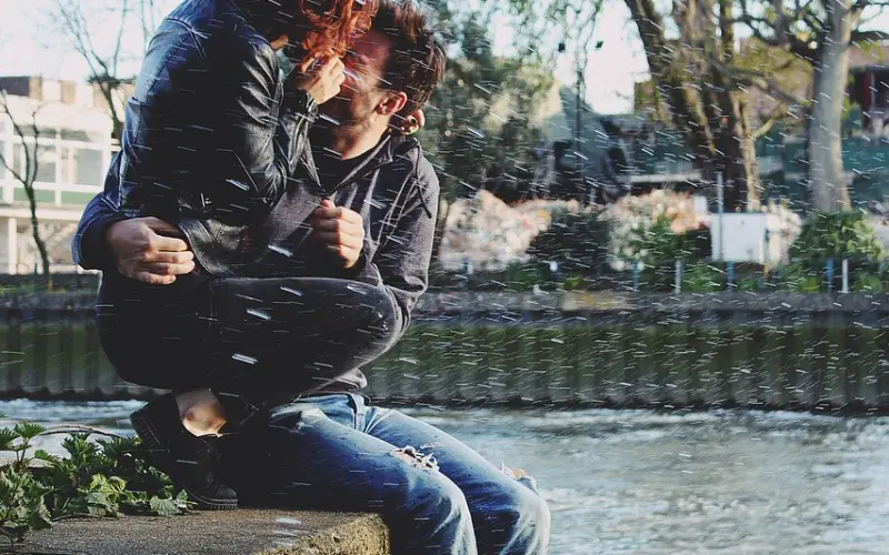 约会经常迟到的男人，他爱我吗？