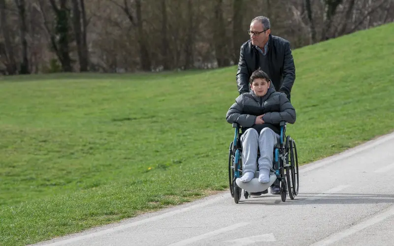 抱着瘫痪老婆搬砖5年，这个50岁的男人说你还没好我不能老！