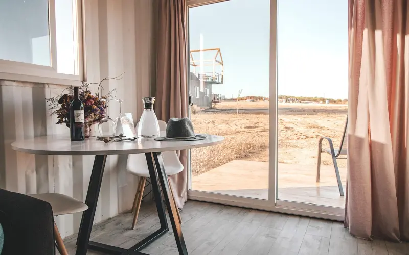 在五星级酒店轰趴后，她在我枕边摇曳到天亮