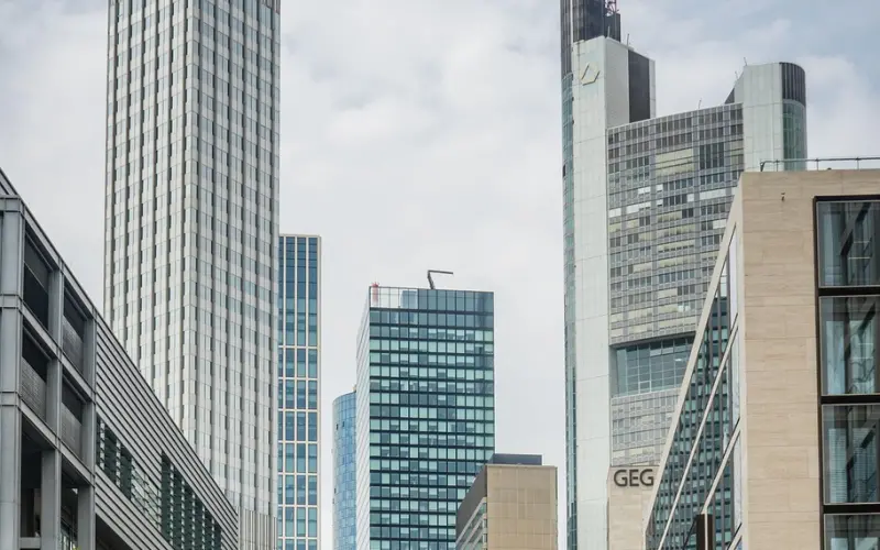 从“网聊”到100层的天际酒廊，我和174的美女金融高管“热火燎原”