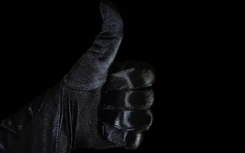 女生不承认喜欢我但是却对我非常主动，这是为什么