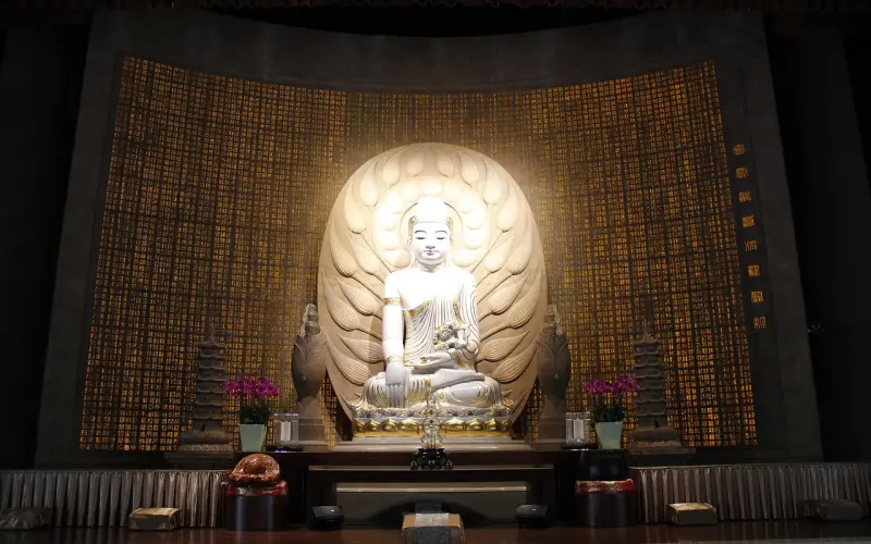 他是“佛”中异类，写下了“不负如来不负卿”其实上一句却更经典！