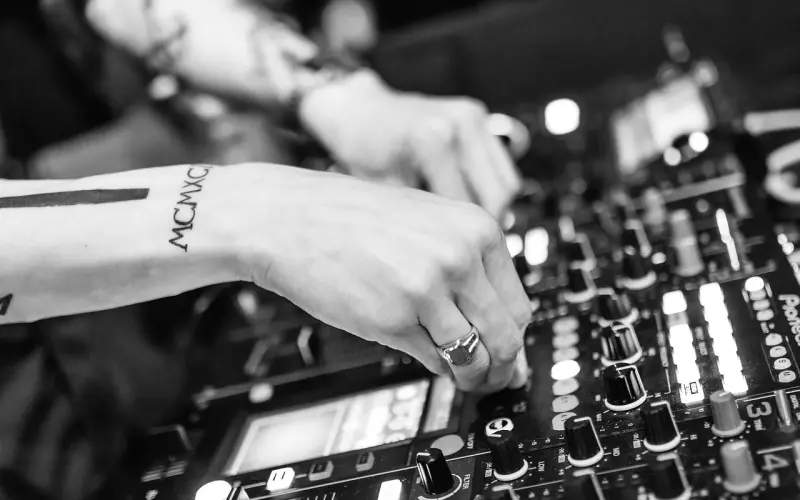 他在夜总会做“带小姐的经纪人”