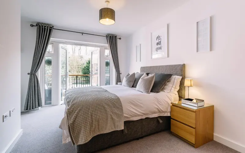 如何约女生上床并让她主动脱下粉红小内内