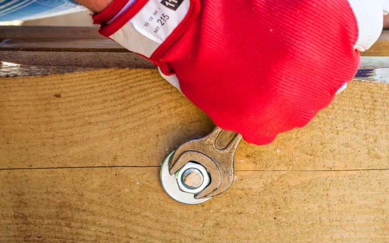 我因为发脾气把男朋友的所有联系方式都拉黑了，现在找他复合他坚决要分手，我该怎么办