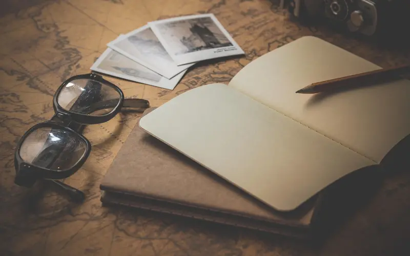 我从男友照片里的眼镜背景发现他出轨了……