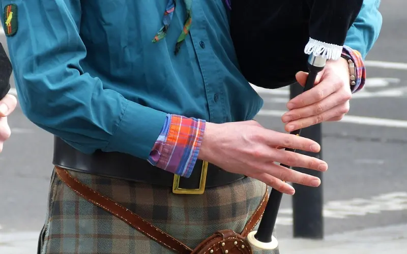 看上隔壁一个男生，为他着迷，我该不该主动