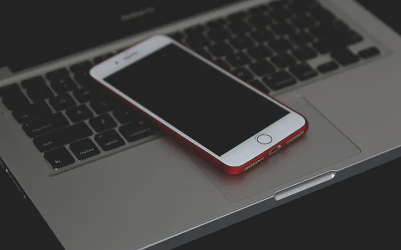 我拿着你老婆用腻的IPHONE7，在情人节隔着2000公里说爱你