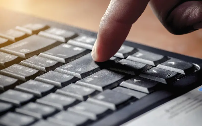 要是男人喜欢对你做这几个坏动作，证明他已爱你入骨髓！