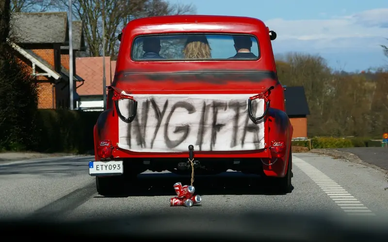 新婚夫妇如果常拿“他是爱我为资本”去无理取闹，现在可能是可爱，时间久了就变不可理喻了，将来会变成离婚的理由之一！