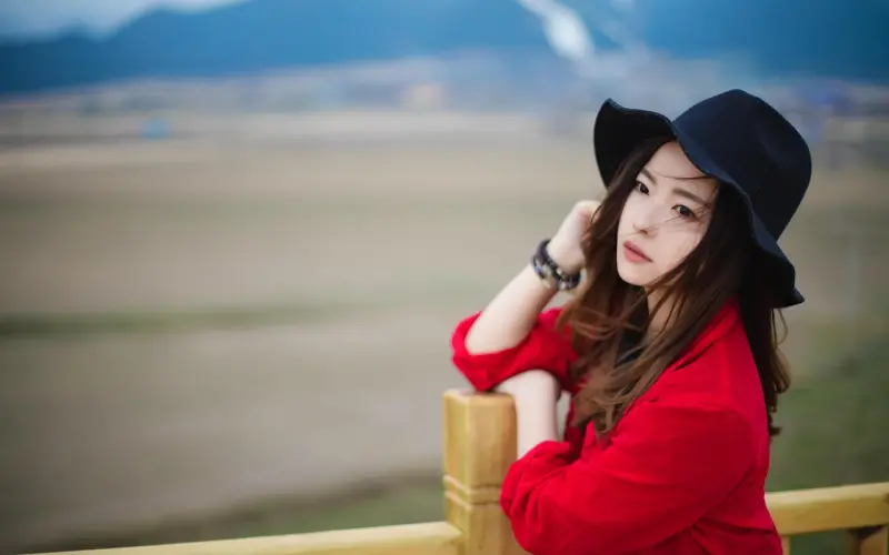 “嫁给爱情也会离婚，嫁给物质离了小孩还富贵些。”