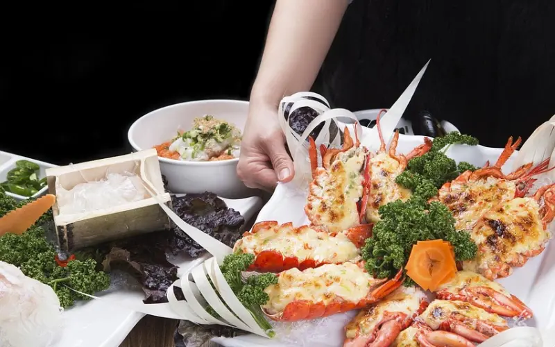 如果你觉得让女生开心就会喜欢你，那你只能在被子里哭一辈子