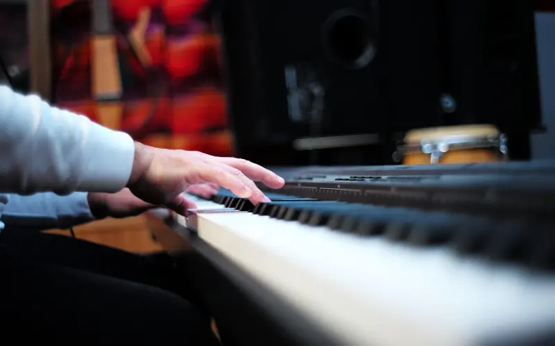 想要成功挽回，那就拿回主动权，反客为主，这样才能让前任跟着你的步伐走