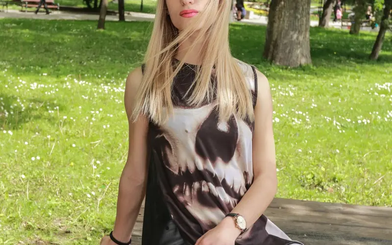 你若真对我情深如此，当初我未嫁，你未娶，你干什么去了？