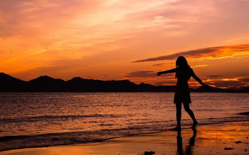 感情里，男人睡觉对你有这三个动作，代表他真的很爱你，不用怀疑