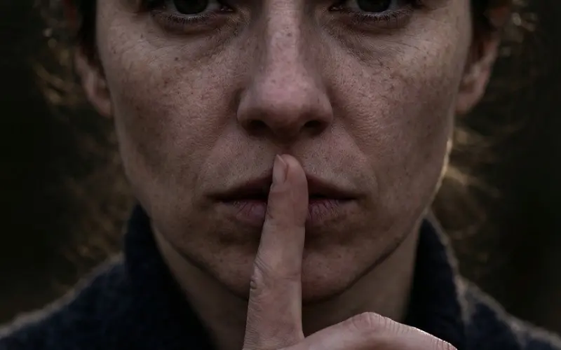 感情里，一个女人愿意告诉你这些秘密，说明她对你动了真情！