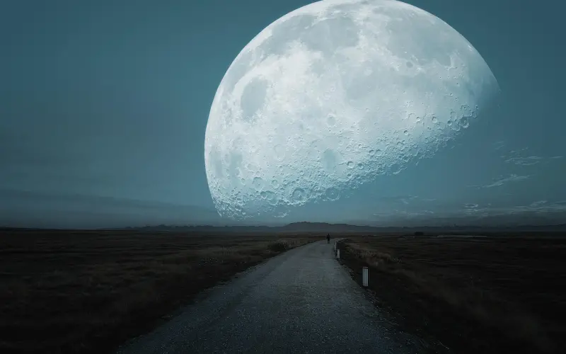 分手一个月了，他身在异地，我该如何挽回？