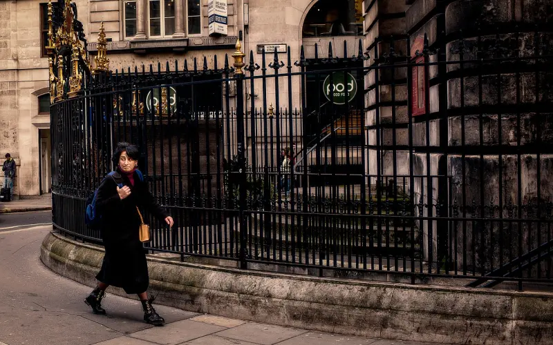 望尽这世间人来人往，看够这闹市车水马龙