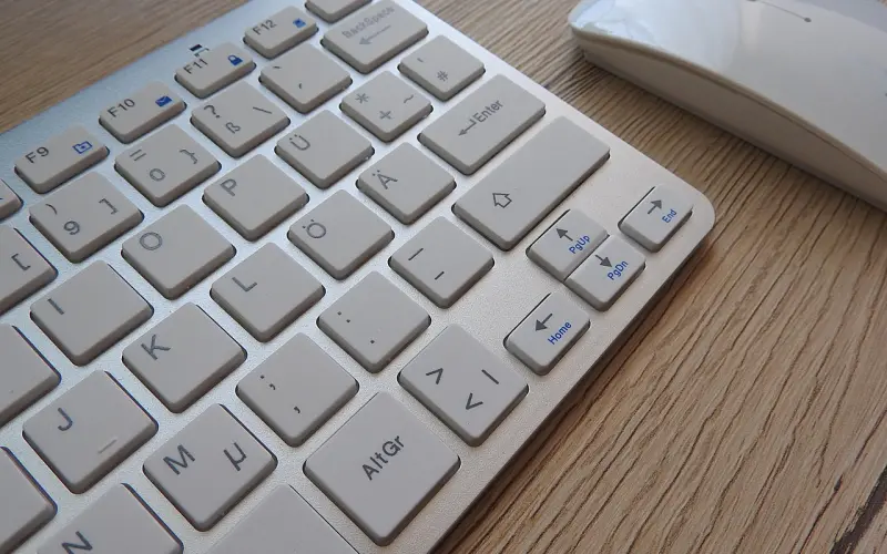 “后来我们就不像是爱情了，更像搭伙过日子，她再次提分手......”