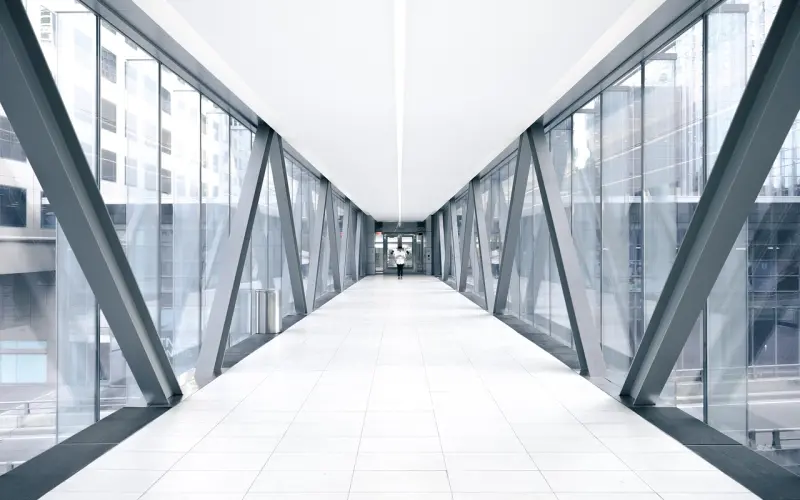 “爱不是两个人相互凝望，而是看向同一个方向”