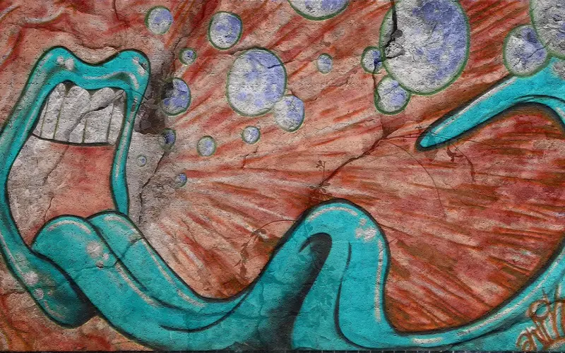 或许他的内心是很爱你，只是咽不下这口气