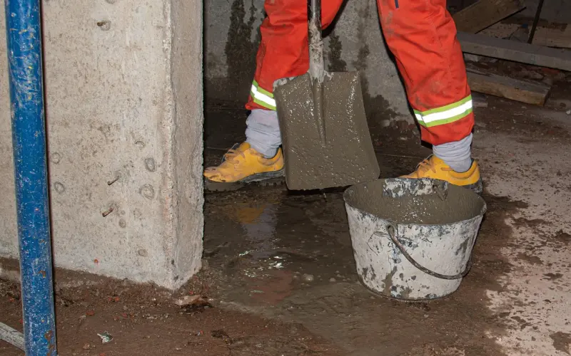 男朋友说异地恋太痛苦，而且没有安全感所以和我分手了，我该怎么去挽回他