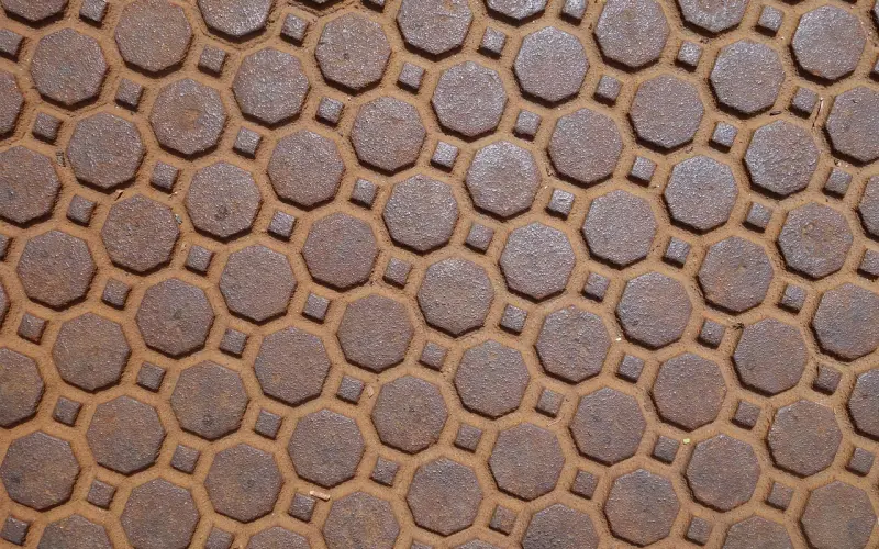 女友经常找她的前男友聊天