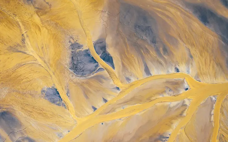 老公经常喜欢在外面和别的女人 鬼混，我害怕他会出轨，我该怎么办