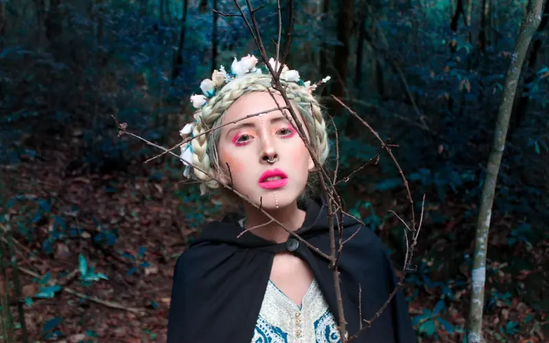 婆婆成天在背后使坏，挑唆我俩的关系