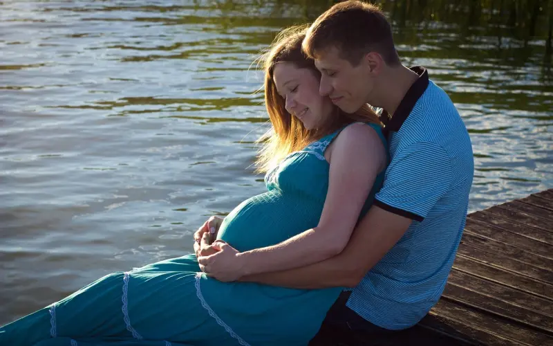 妈妈一个人把我拉扯大，暂时和她不来往会不孝吗？