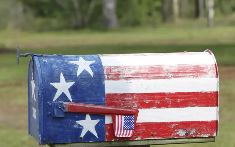 老婆异性朋友比较多，和别人聊得很开心对我却不冷不热，我该怎么办