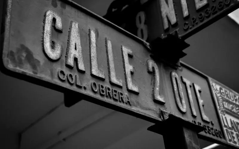 女人一旦忍不住给你这种“信号”，就等着你“进攻”了，主动点！