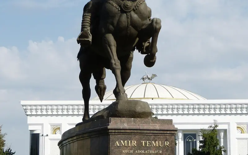 别跟女生讲道理了，这样做把她治得服服帖帖