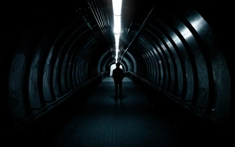 你爱得越卑贱，在她眼里你就越像SB