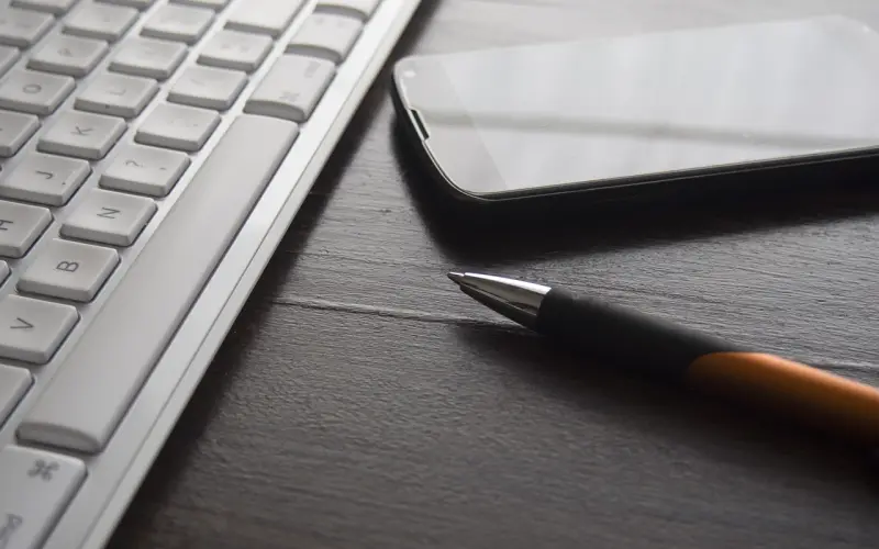 那个伤害我的人，我决不感谢你