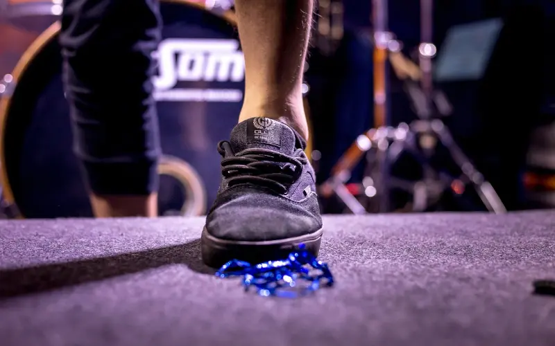 曲终人散，爱已走远