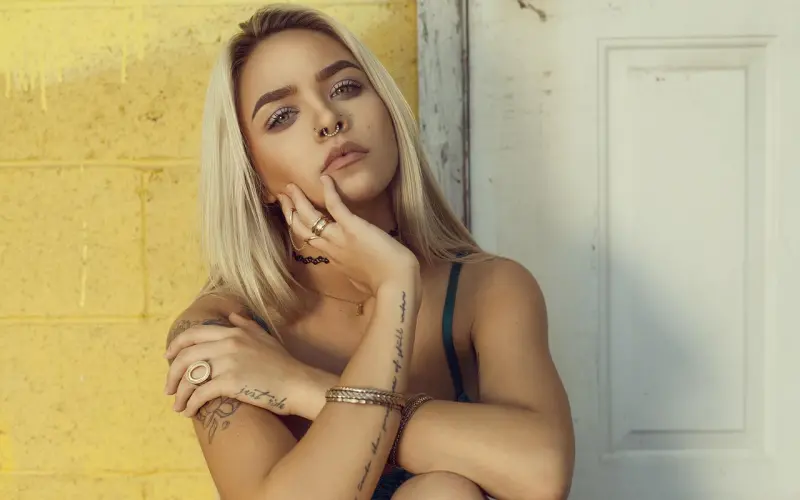 她背后的纹身，充满了野性的荷尔蒙气息，竟让我泪流满面