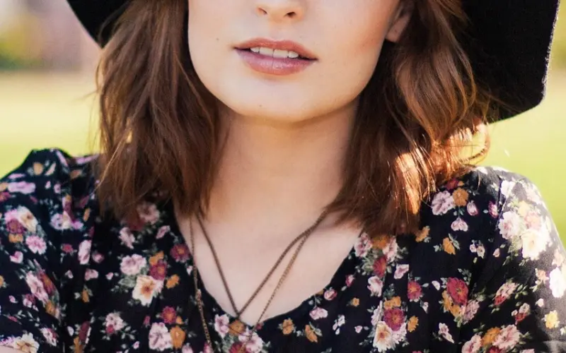 有一个女的经常给我发红包，她是什么意思