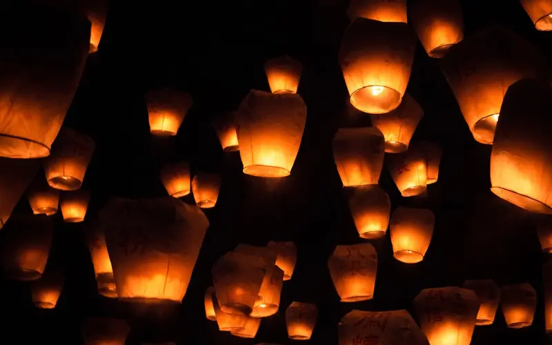 关了灯，是女人都无法拒绝的三个小动作，羞红脸也要做完