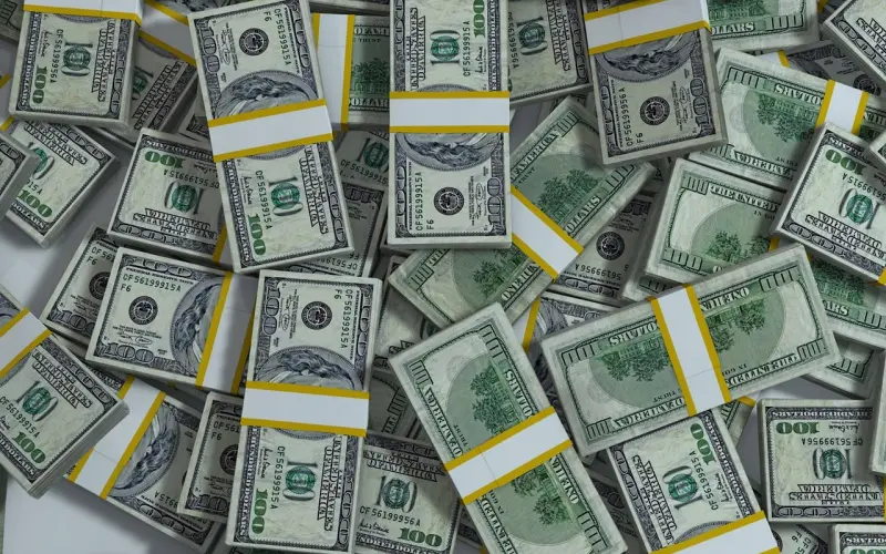 穿GUCCI开豪车，我在朋友圈活成亿万富翁，却还是没女人喜欢！