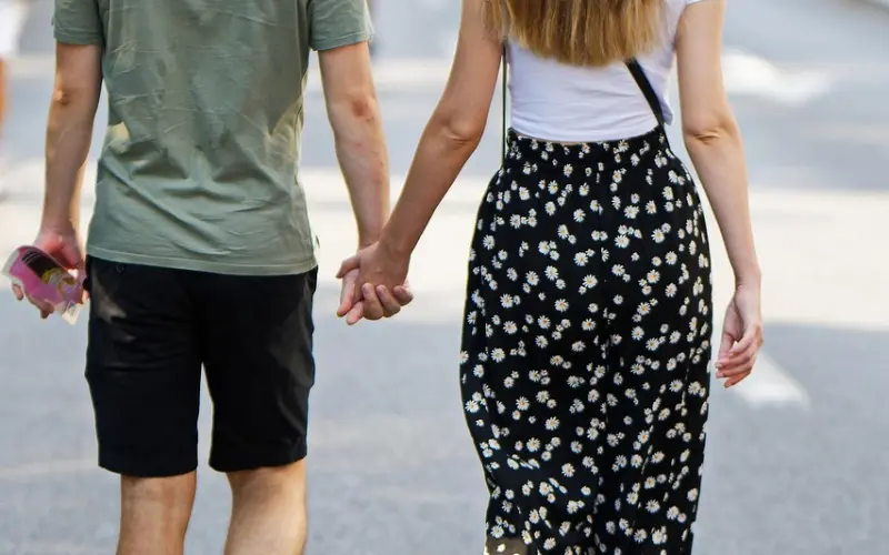 男生第一次牵妹子的手时，妹子心理是怎么想的？