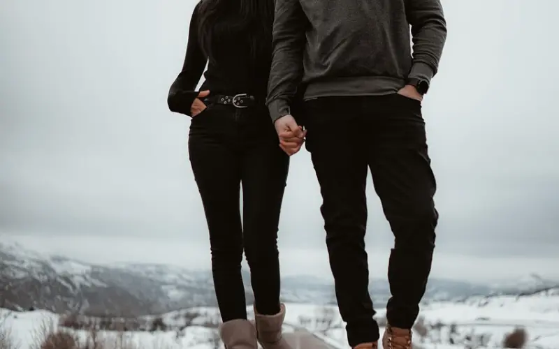 女生第一次被男朋友牵手，一般会想什么？