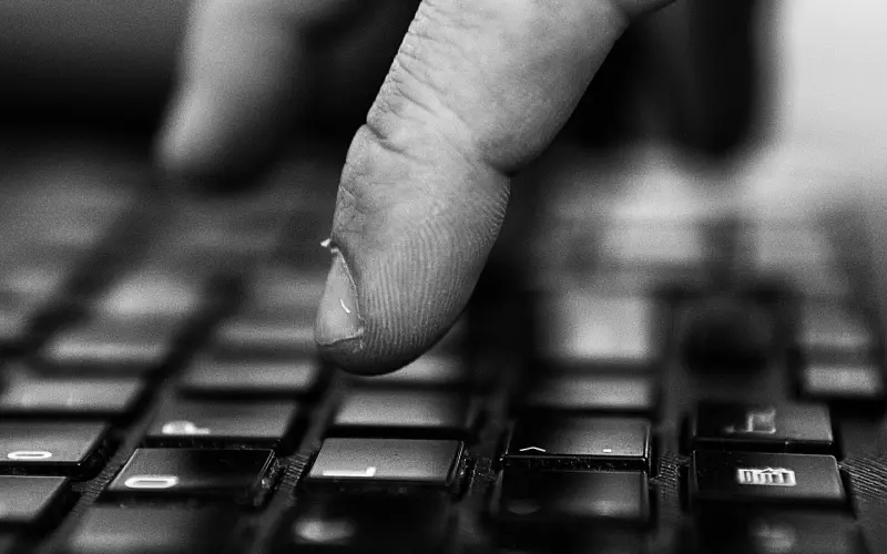 失恋了很痛苦怎么办？是彻底放下还是努力挽回？