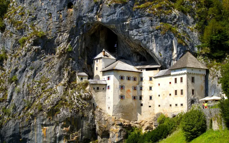 当女人对你“有意思”想靠近你，一般会传递这些信息给你