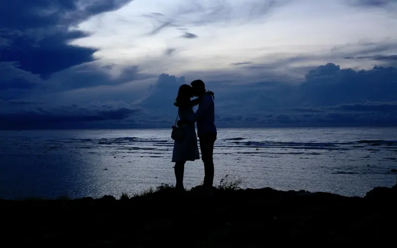 第一次接吻时，男票若有这3个“骚表现”他只是个新手