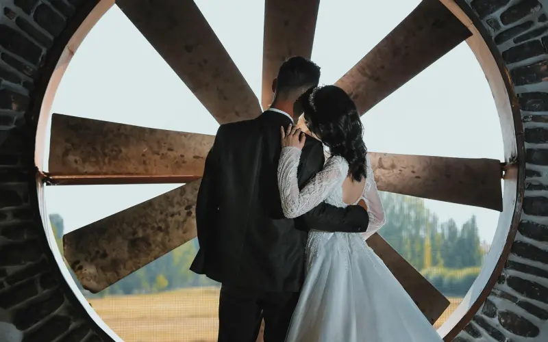 当她脱下婚纱，新郎彻底震惊了！！