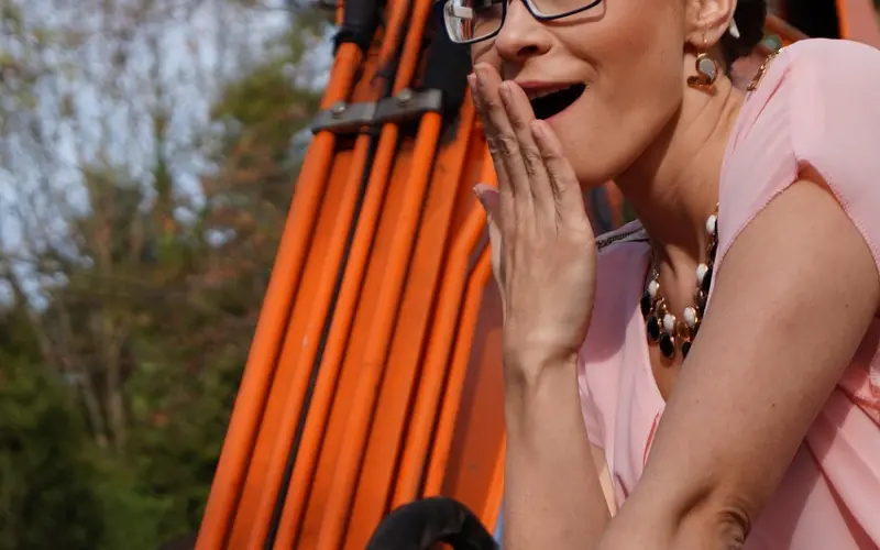 当别人夸你长得好看时，如何机智委婉地回应对方？